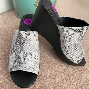 Tahari Snakeskin-print Slide Wedge 8.5 NWOT